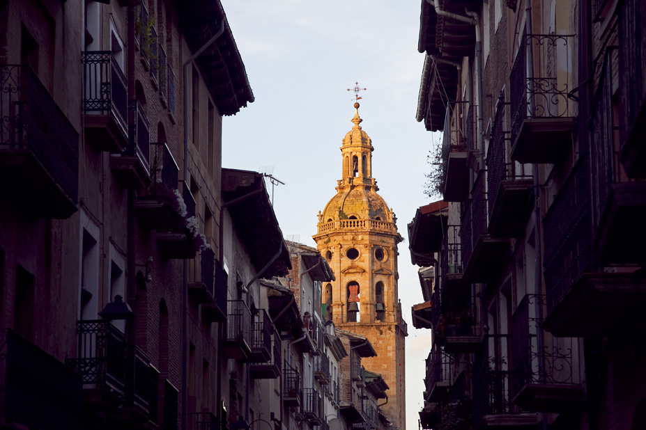 Calle con la Iglesia de Santiago